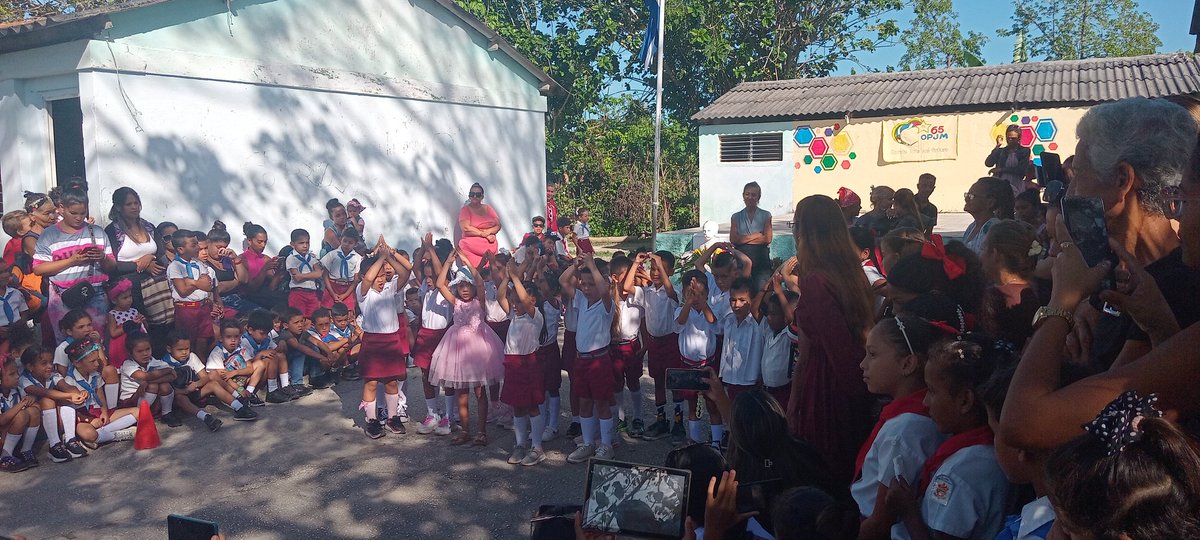 La escuela primaria Rafael Gómez Silvera celebra este 4 de abril con amor y alegría.
#EducaciónJiguaní #EducaciónGranma 
#CubaMined 
#100AñosConFidel