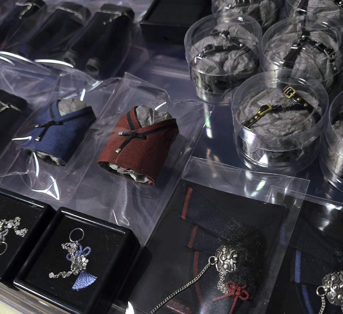 예전에 해태부 🍁 한정판으로 준비했던
디자인 당시 온라인 진행하지 못했었는데
이번에 색상별 극 소량 준비중입니다! 🫶

남아있는 프린팅 원단 재고로 작업중이라 
색상별 1~2세트 / 리버스 버전 각 1세트 씩
매우 소량이지만 4월 중순쯤 예정되어있습니다!
(〃^ー^〃) 열심히 준비해오겠습니다!