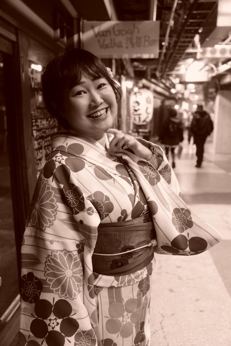 4月スタート！🌸
どうかな、この【レトロ】な感じ、似合ってるでしょ？w
今夜は満月らしいですよ🌕。
見上げたらきっといい事あるはず！

「歌う女優」として、今月もレッスンに現場に、フルパワーでいっちゃいます。

皆様も無理せず、素敵な1ヶ月にしましょうね。エイエイオー！💪✨