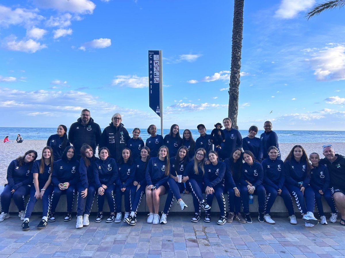Ponemos punto final a nuestra participación en la Costa Dorada Cup 💚

Volvemos con muchas experiencias vividas, momentos compartidos y un grupo todavía más unido para afrontar lo que resta de temporada. 🤾‍♀️

#RocasaGranCanaria #CanteraRocasa #CostaDoradaCup #BalonmanoBase #Equipo