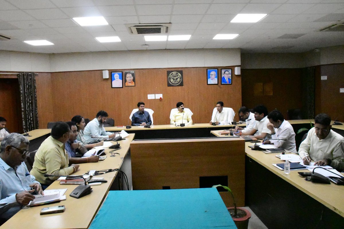 CommissionerBst's tweet photo. आज मेरे द्वारा निर्वाचक नामवलियों का विशेष प्रगाढ़ पुनरीक्षण अभियान (एस आई आर) की प्रगति व गुणवत्ता से सम्बंधित समीक्षा बैठक कलेक्ट्रेट सभागार सिद्धार्थनगर मे की गई । तत्क्रम में संबंधित को निर्देशित किया गया किया गया। https://t.co/KFl1AdYAc1