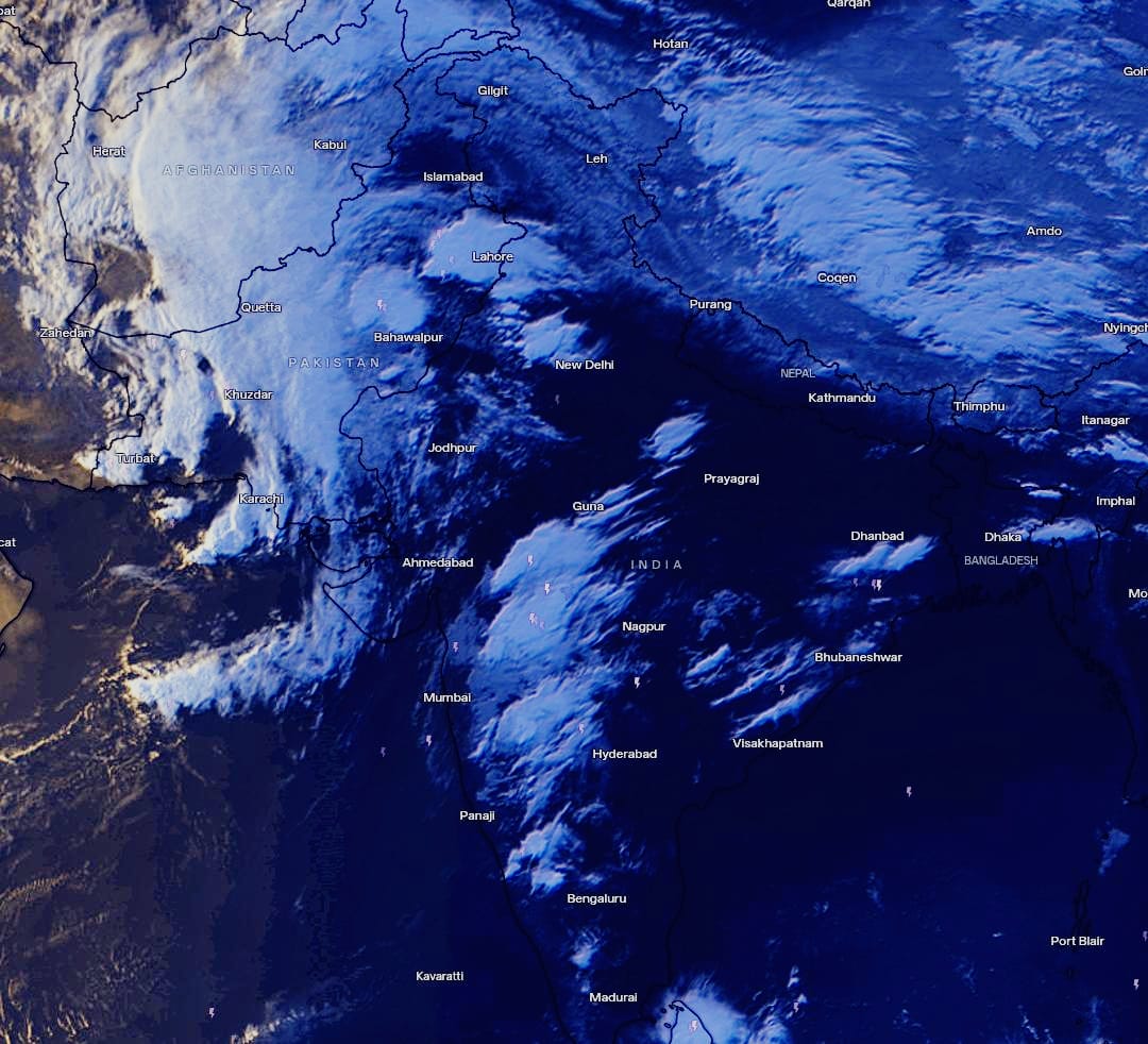 KashmirWeather2's tweet image. 😳The #satellite imagery is quite striking showing the sheer power of the current Western Disturbance  #Massive clusters of intense thunderstorms have formed Over Different areas causing widespread destruction across Rajasthan today while Pune witnessed record-breaking all time