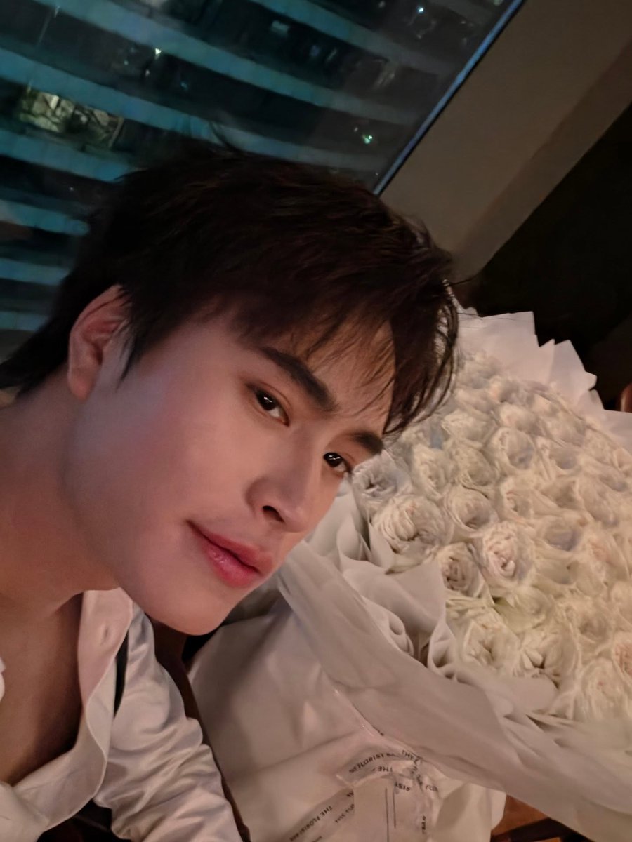 hri_kap's tweet photo. : Hey babe! Look what I got for you ❤️😙

: โทรมามีอะไร นี่กำลังแต่งหน้าอยู่

: เค้าเห็นเบ้บเหนื่อยๆ เลยซื้อดอกไม้มาให้ 🥺🐶🌷

: ไม่ต้องเลยทำอะไรผิดมาปะเนี่ย 

: ไม่ได้ทำอะไรผิดมาสักหน่อย ก็วันนี้วันครบรอบ 7 ปี ไงเบ้บ

: ดีที่ยังจำได้นึกว่าลืมไปละ ขอบคุณนะคะ 🤗

: รักเธอค่ะ 🫶❤️ https://t.co/hEmFCgbTkE