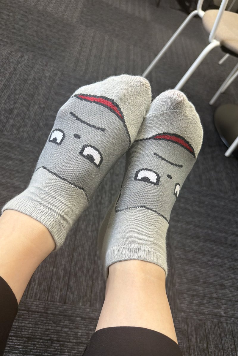 今日のくつ下🧦

自分の脚の長さに合わせてズボンの丈を調整してるので座るとこうなって寒いそしてダサい🫩

同僚と今日はお弁当ランチしたので5分だけしか横になれず、起きたての顔はわるめさんとお揃いでした😶

明日早く帰りたいので早めに出社予定。ってことは早起き必須！むり

 #今日のくつ下