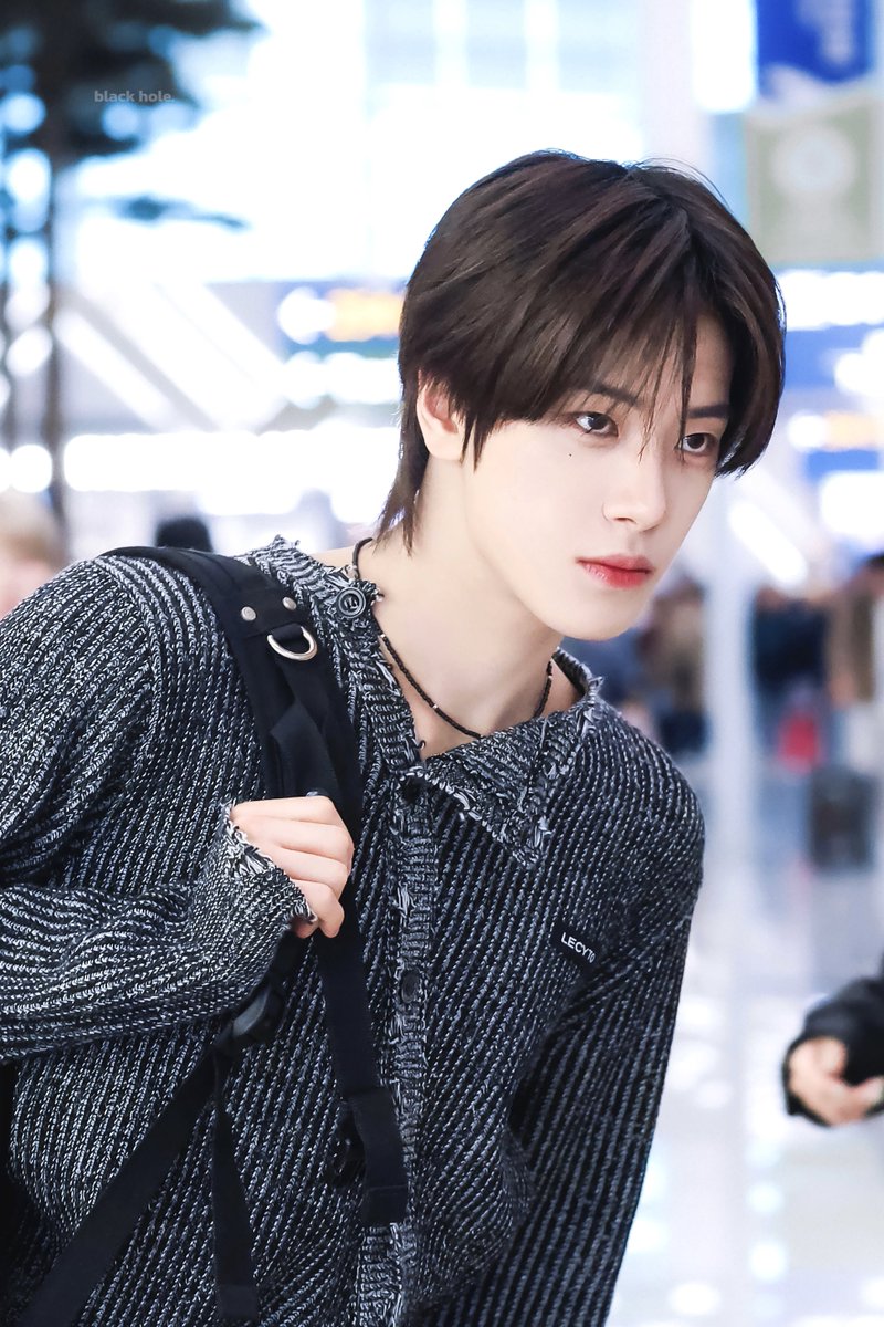 𝐛𝐥𝐚𝐜𝐤 𝐡𝐨𝐥𝐞 tweet media