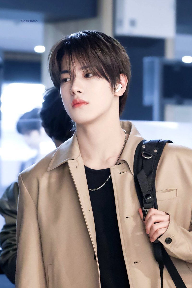 𝐛𝐥𝐚𝐜𝐤 𝐡𝐨𝐥𝐞 tweet media