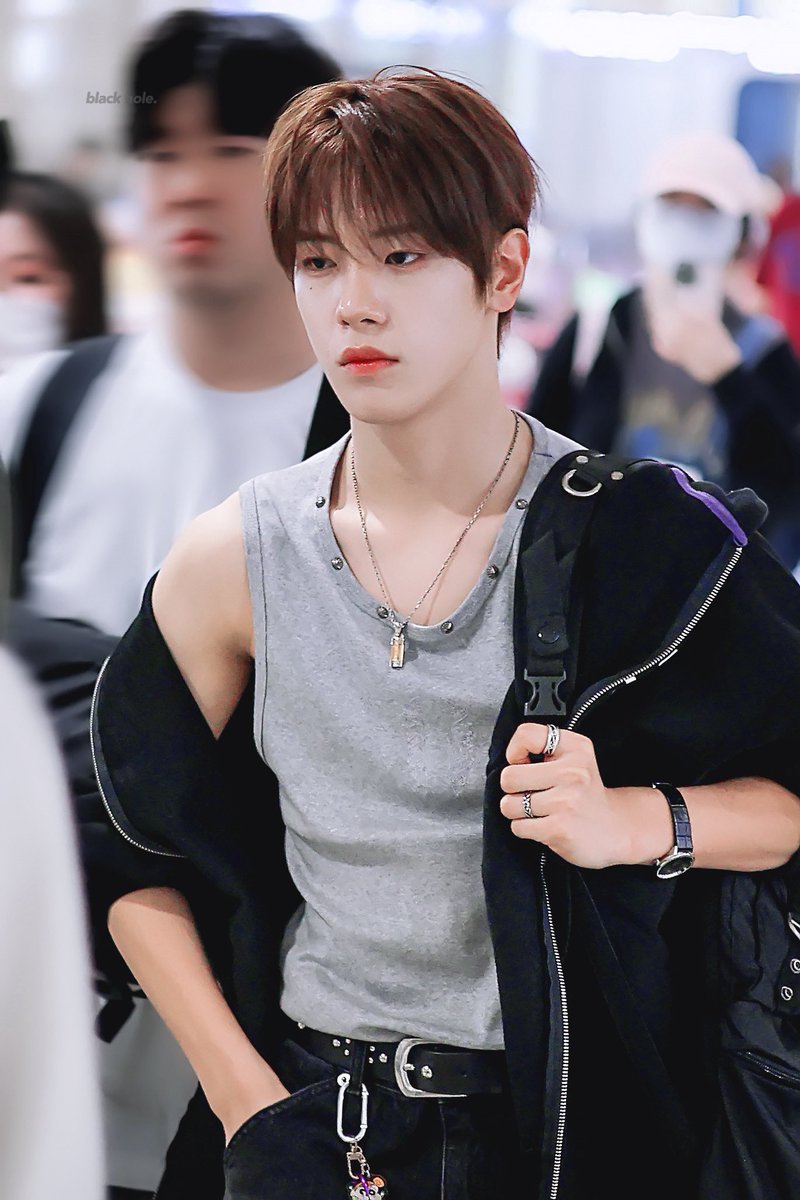 𝐛𝐥𝐚𝐜𝐤 𝐡𝐨𝐥𝐞 tweet media