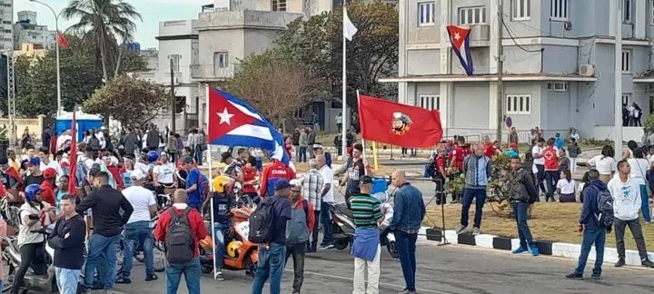 🇨🇺  Una Parada Juvenil Antimperialista bajo el lema ''Aquí con Fidel'' al frente  nuestro Primer Secretario del CCPCC <a href="/DiazCanelB/">Miguel Díaz-Canel Bermúdez</a> ,una denuncia vs el bloqueo de #EEUU y forma parte de la jornada de celebraciones por el Aniversario 65 de la <a href="/OPJMCuba/">OPJM Cuba</a>  y la <a href="/UJCdeCuba/">UJC de Cuba</a>