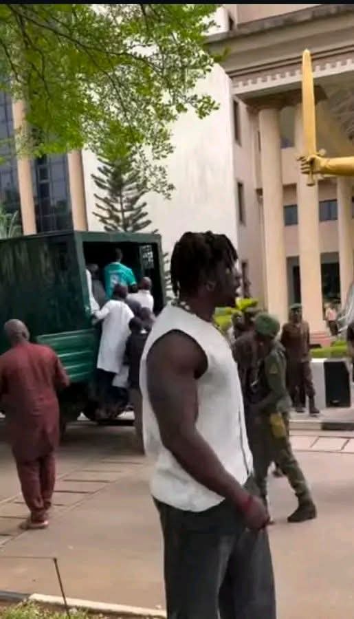 ObedReagan's tweet photo. They don use container carry king of containers(TEMU billionaire) enter kuje🤣🤣 https://t.co/UJB2X8Gpdn
