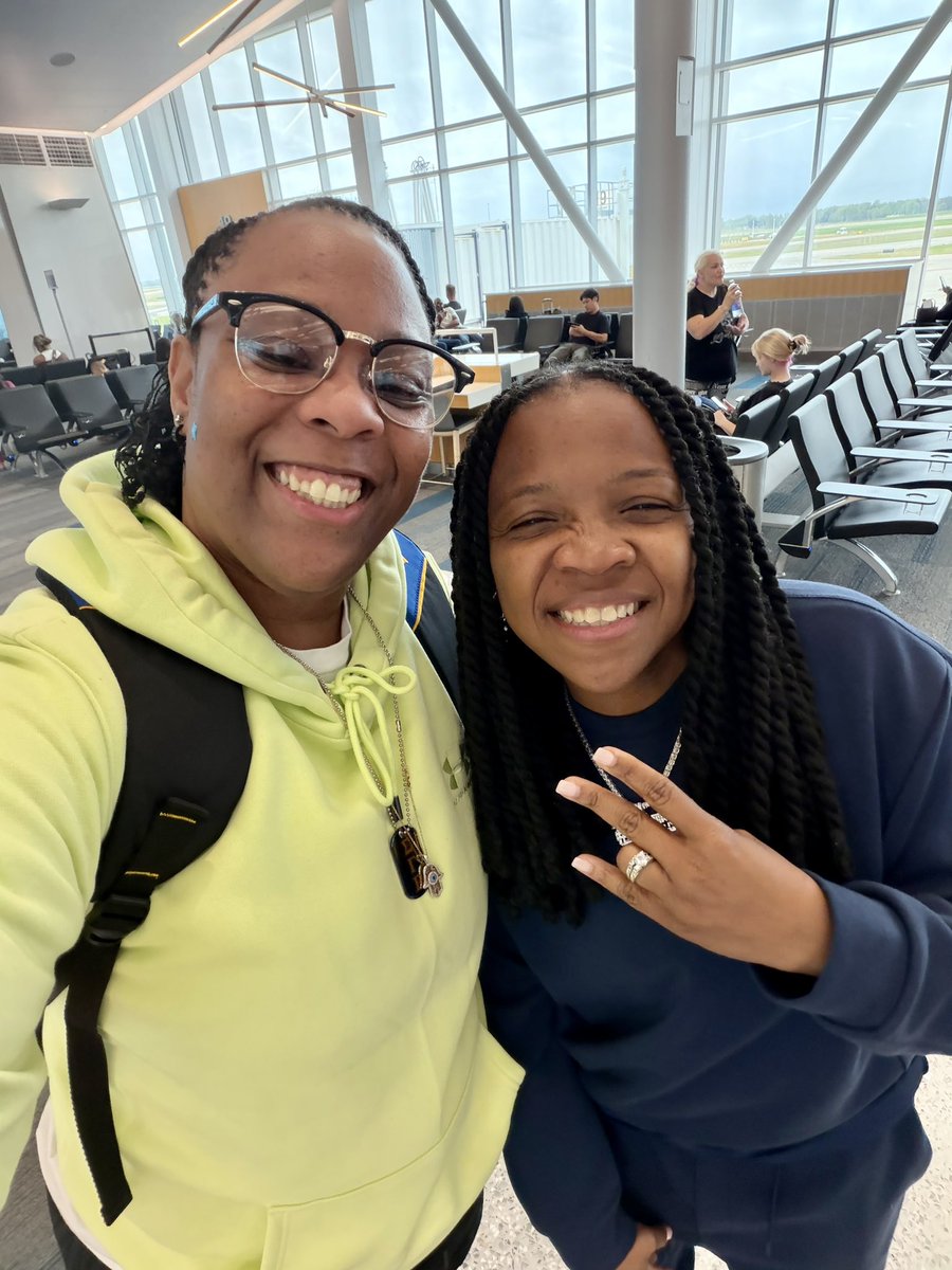 LocsNshoeboxes's tweet photo. Weekend already starting off great!! โ๏ธ๐๐
While waiting for my flight, I got to meet my Soror, Coach Yo โ Yolett McPhee-McCuin of the Ole Miss Rebels womenโs basketball! @YolettMcCuin
See you soon Phoenix ๐ดโ๏ธ
#SGRho #Sisterhood #WeekendVibes https://t.co/WPbNnD06BZ