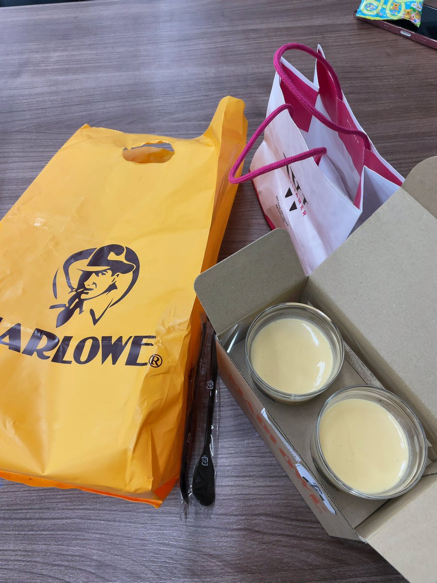 Gradation_Blue's tweet photo. 2月末で勤務終了した派遣の子が　貰ったけど冷蔵庫に忘れたので食べちゃってください！　と連絡してきて美味しくいただいたプリンがHYDEフィーバーに沸いているらしいわーい\( ¯ ω ¯ )/
カップはHARIOガラスなので、家に持ち帰って使っている。
プリン200mlはすごいボリュームだったマジ夢のプリン🍮 https://t.co/P8gEv02ALO