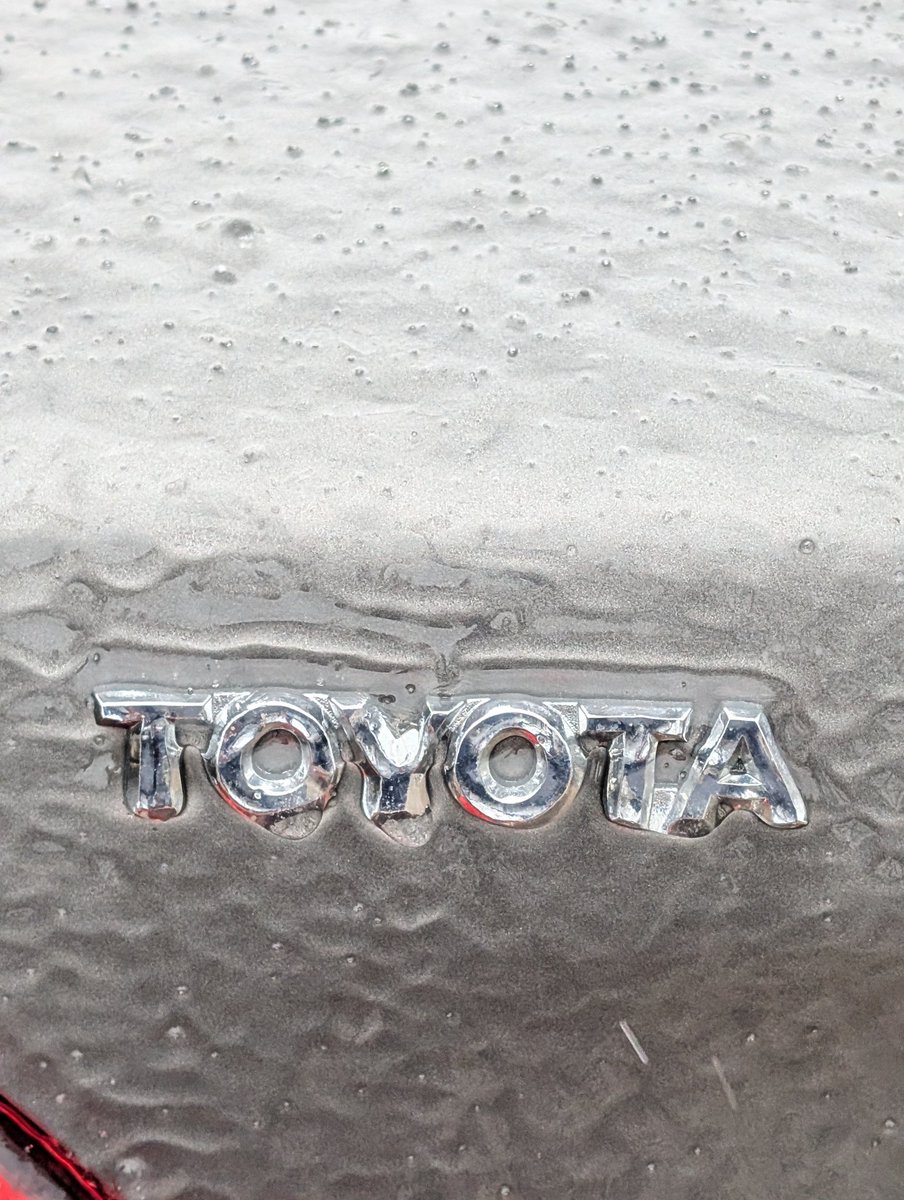 CalamityJessWX's tweet image. Measured 1/4" of ice. Trees and power lines coated but roads and sidewalks are fine. The trees make an interesting jingling sound when the wind moves the branches, almost like a rain stick. Still raining
#WIwx #icestorm #freezingrain