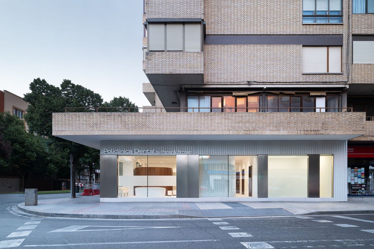 Archello's tweet image. Murillo Arquitectos shape the clinic through circular timber volumes and perforated metal skins, translating dental morphology into spatial organisation. 
archello.com/project/perez-… 

#HealthcareDesign #MaterialContrast #InteriorArchitecture
