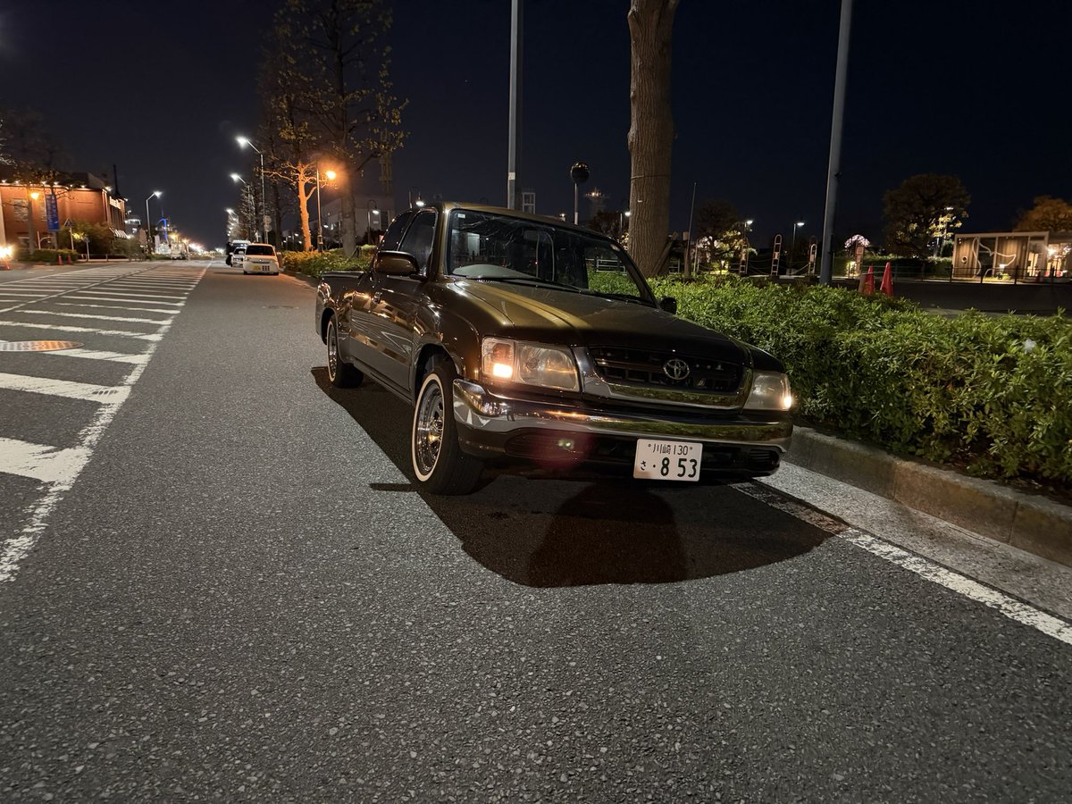 JTv93's tweet photo. アメリカにもこの型のハイラックスおるんかな？ https://t.co/hKc6Dd0jVT