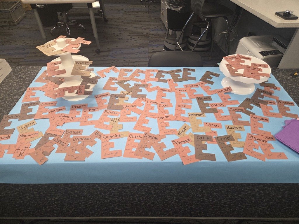 pcssdschools's tweet image. 🐻 Students pulled the sweetest prank on their teachers yesterday with a fresh batch of "Brown E's"! Instead of a baked treat, teachers were gifted brown paper letter E's filled with heartfelt, positive attributes written by the students.  💙 #PCSSDproud #ServeAll #AprilFools