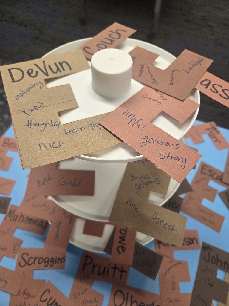 SylvanHillsHigh's tweet image. 🐻 Students pulled the sweetest prank on their teachers yesterday with a fresh batch of "Brown E's"! Instead of a baked treat, teachers were gifted brown paper letter E's filled with heartfelt, positive attributes written by the students.  💙 #PCSSDproud #ServeAll #AprilFools