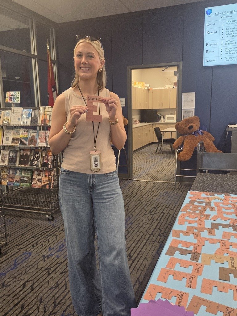 SylvanHillsHigh's tweet image. 🐻 Students pulled the sweetest prank on their teachers yesterday with a fresh batch of "Brown E's"! Instead of a baked treat, teachers were gifted brown paper letter E's filled with heartfelt, positive attributes written by the students.  💙 #PCSSDproud #ServeAll #AprilFools