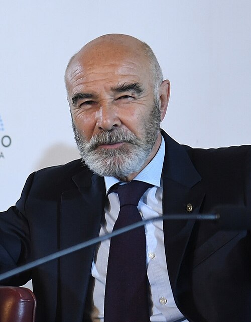 Gomez Centurión tambien es héroe de Malvinas 
Y es bueno recordar 
Honor y Gloria