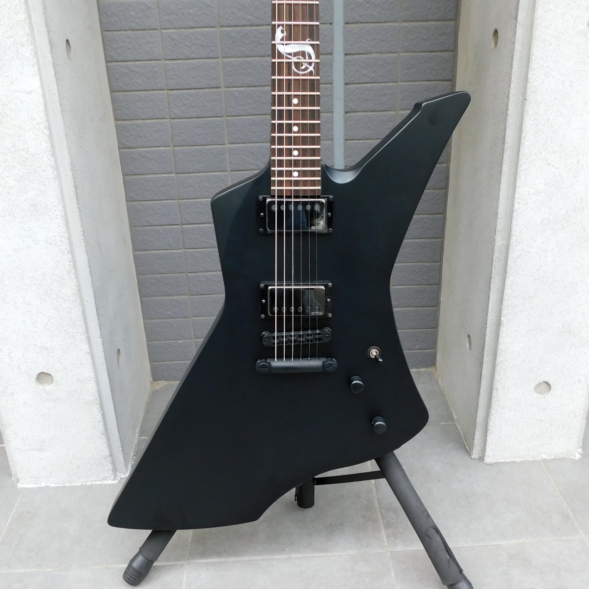 MARUYAHiroshima's tweet photo. メタリカの魂を宿した本格シグネチャーモデル🎸✨ 

マホガニー材とセットネック構造が生み出す重厚な鳴りとサスティンが圧巻 
スネークインレイが輝くエボニー指板は圧巻🤝

★詳細はホームページで★
https://t.co/4FZBw0ixj3

#LTD #SNAKEBYTE #Metallica #JamesHetfield #スネークバイト https://t.co/yCPOSiraMQ