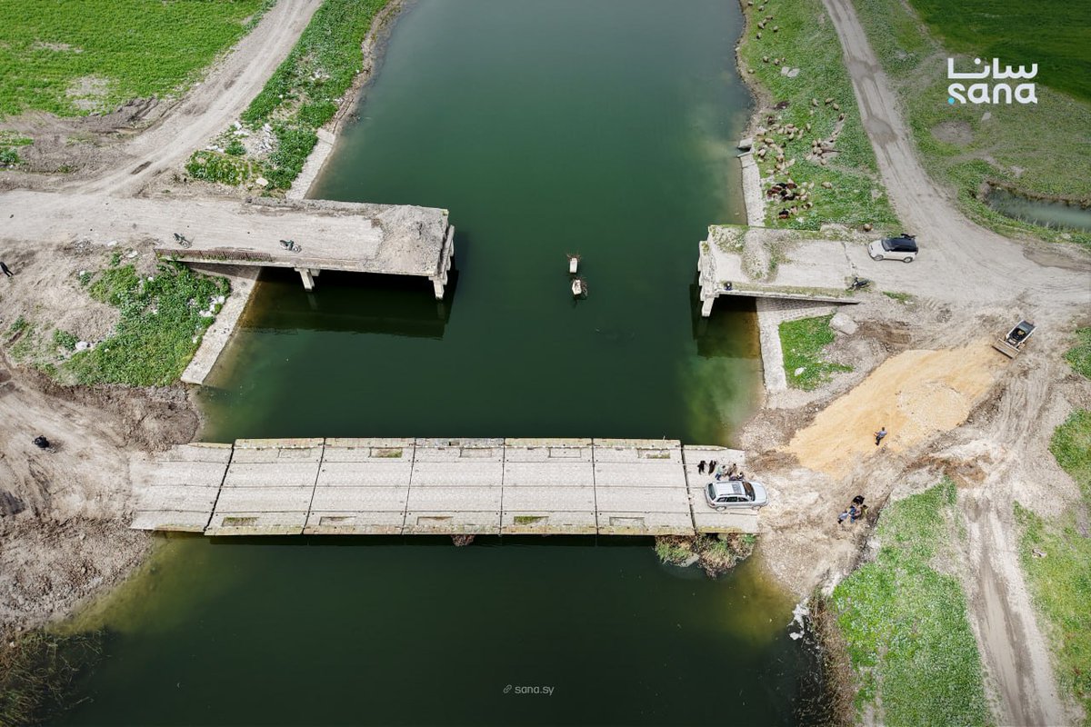 QalaatAlMudiq's tweet image. #Syria: the Defense Ministry has set up a pontoon bridge to replace the destroyed Hakoura bridge (NW. #Hama).

The bridge was destroyed by a #TIP SVBIED during the battle to seize nearby Khirbet Naqous (April 2016), blasting a Regime checkpoint &amp;amp; preventing Assad's reinforcements