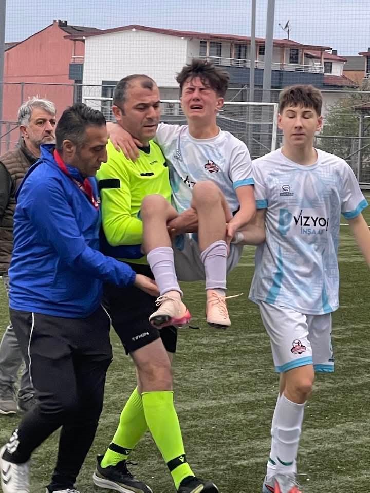 Medya_Rota's tweet photo. Kocaeli U15 Ligi'nde oynanan karşılaşmada sakatlanan ve acı içinde kalan genç futbolcunun yardımına maçın hakemi Zülfikar Akça koştu.

Yürümekte zorlanan futbolcuyu kucağına alıp saha dışına çıkaran hakemin davranışı takdir topladı.

https://t.co/PkpsxE2Ldy https://t.co/dwyGMHJTFv