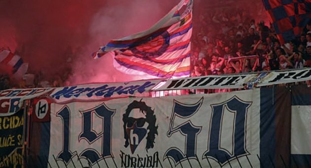 ultras1899_'s tweet image. Ojdanić avait, avec d’autres figures historiques, fondé l’association "Naš Hajduk", afin de pouvoir contrôler la gestion du #Hajduk. Au bord de la faillite, le club avait été sauvé par la mairie de #Split, sous la pression de la #TorcidaSplit #navijači