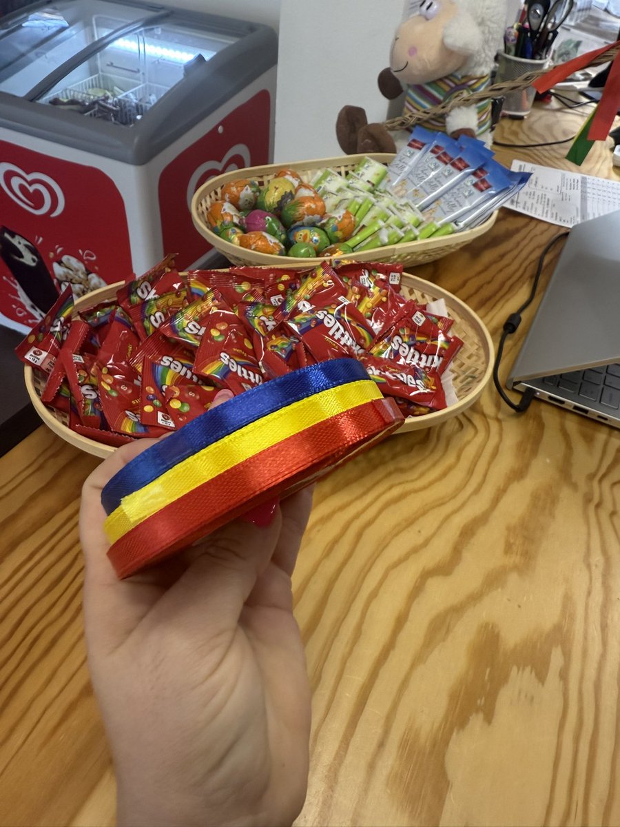 Poslala jsem muže stužky…Vůbec nechápu, jak to mohl koupit!!! No kdyby sis chtěl <a href="/Prazak_na_vsi/">Pražák na vsi</a> přifrčet pro mašličky, tak jsem ready 😆