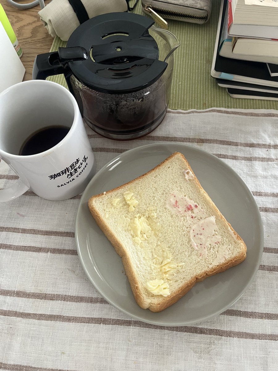 本番期間で散らかった部屋をようやく整えた。生活と舞台の両立は、ムリなのである。