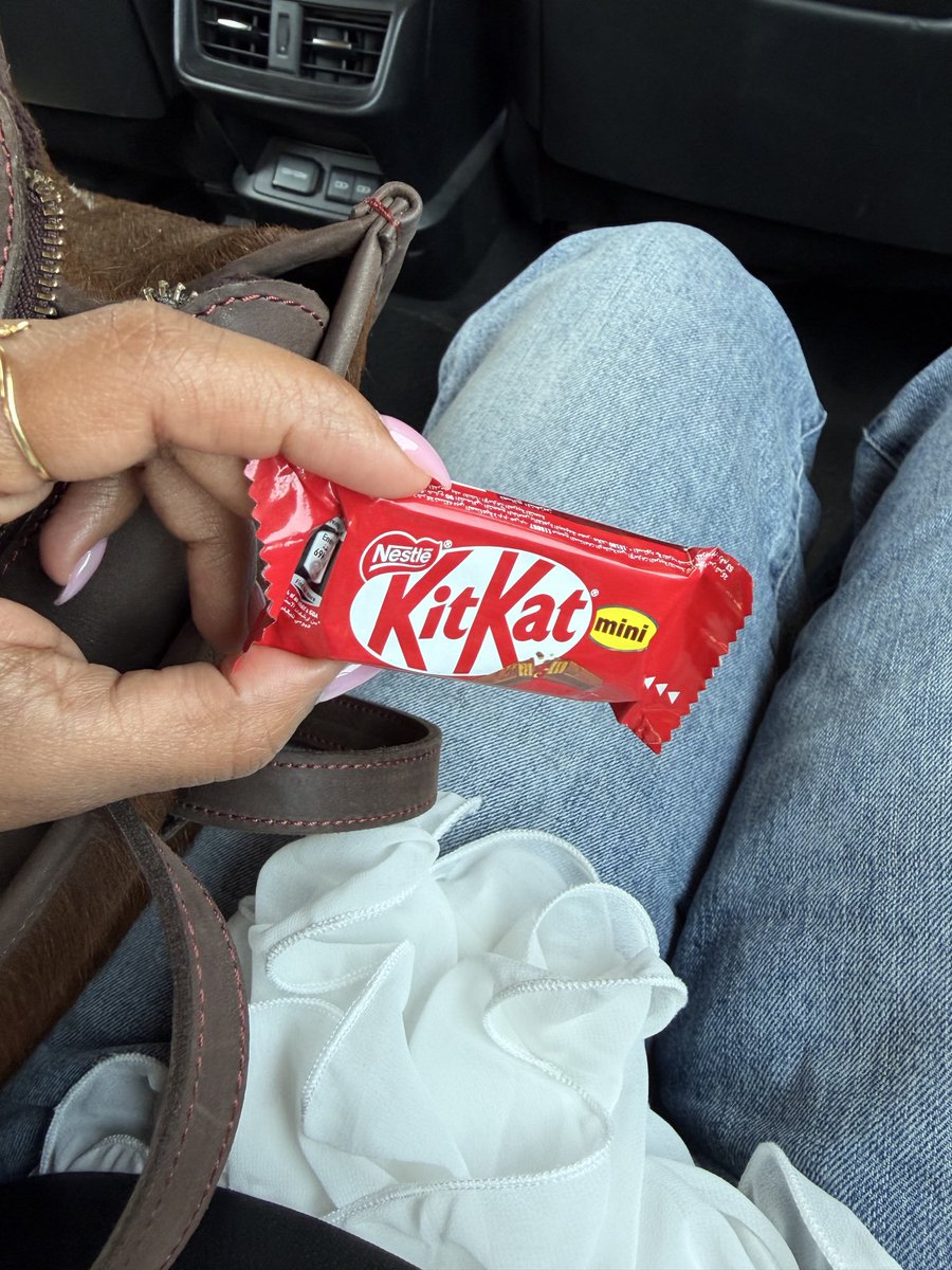 starsein_'s tweet photo. In an uber and this driver just randomly offered me a kitkat??!😭 https://t.co/JtVDjZh0yT