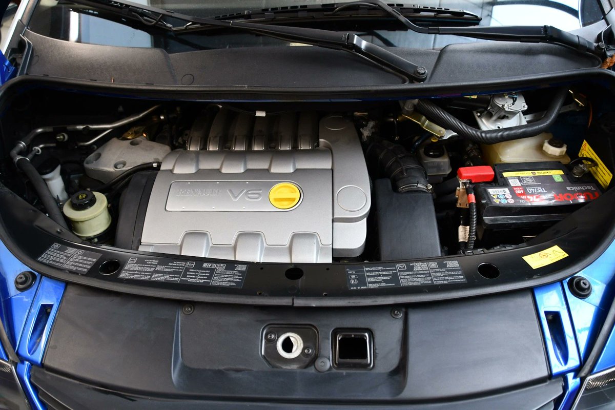 LienhardRacing's tweet photo. 2002 RENAULT Avantime 3.0 V6 Privilège
8'300 km! 
CHF 49'900.–

©by 🤳Adrian Kummer, 3127 Mühlethurnen https://t.co/mHFAFO9dIB
