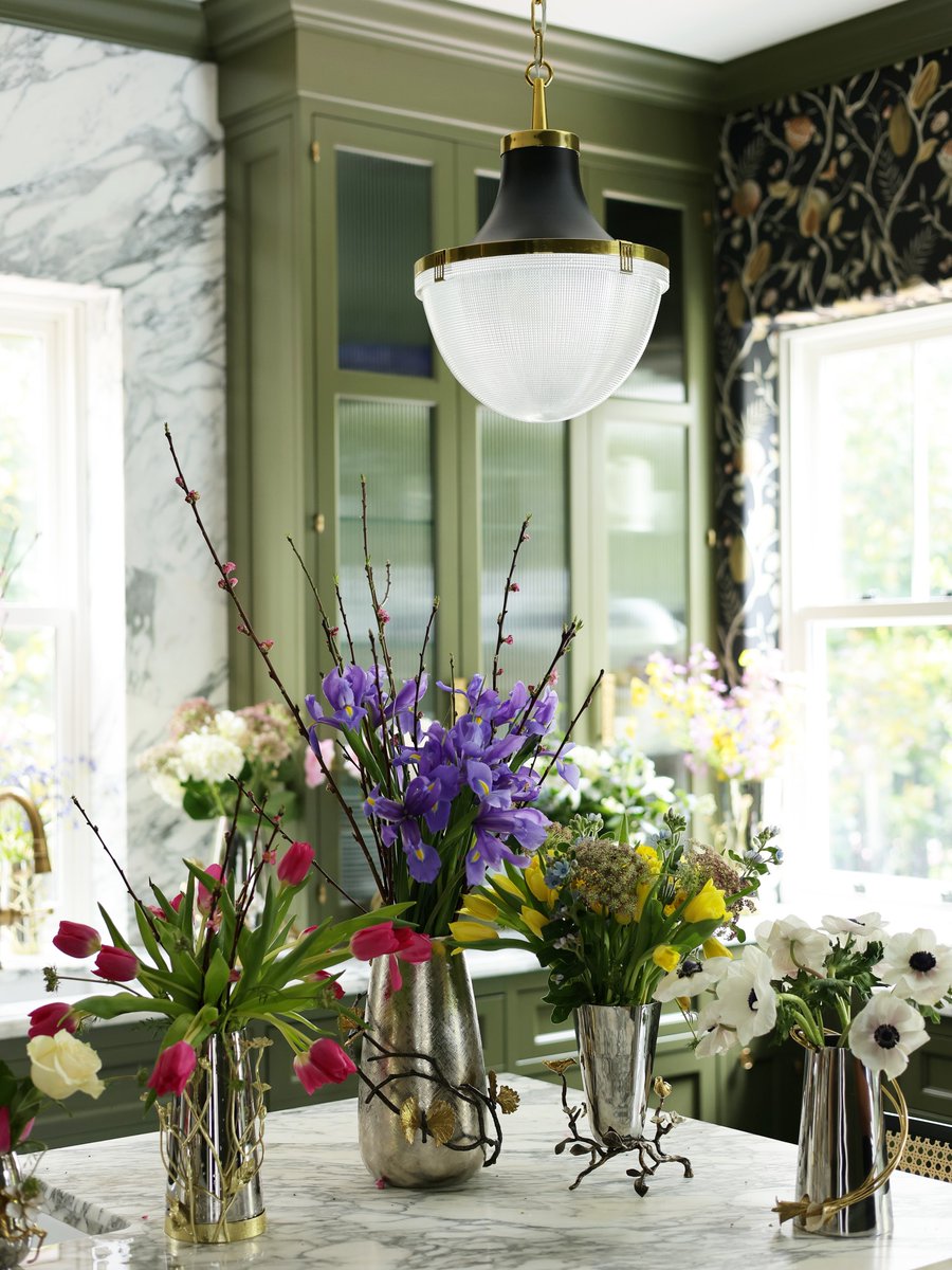 Trend_On_Line's tweet image. Where flowers find their form. Sculptural vases inspired by nature, finished with hand-forged detail. Beautiful with blooms—or standing on their own. ✨🌿

#MichaelAram #LuxuryDecor #InteriorDesign #HomeStyling #StatementPieces