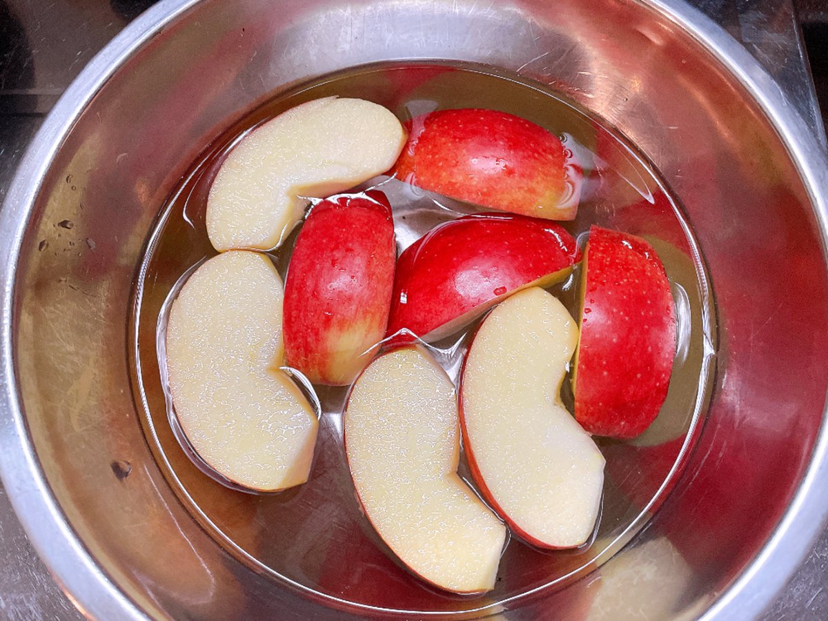 今年初のジョナゴールド🍎

実家では色が悪くならないようにと
塩水で洗っていたので、
理由はともかく塩味も合わせて
僕にとってはりんごの味です。

おいしい！