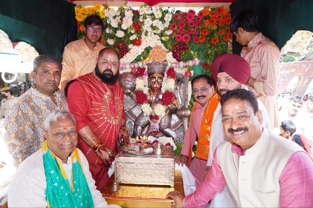 आज श्री हनुमान जन्मोत्सव के शुभ अवसर पर श्री प्राचीन नरसिंह हनुमान मंदिर, चांदनी चौक में आयोजित कार्यक्रम में सम्मिलित होकर पूजन-अर्चन कर पुण्यार्जन किया।

बजरंगबली की कृपा सभी भक्तों पर सदैव बनी रहे एवं जीवन में शक्ति, साहस, सुख और समृद्धि का संचार हो, ऐसी मंगलकामना करता हूँ।