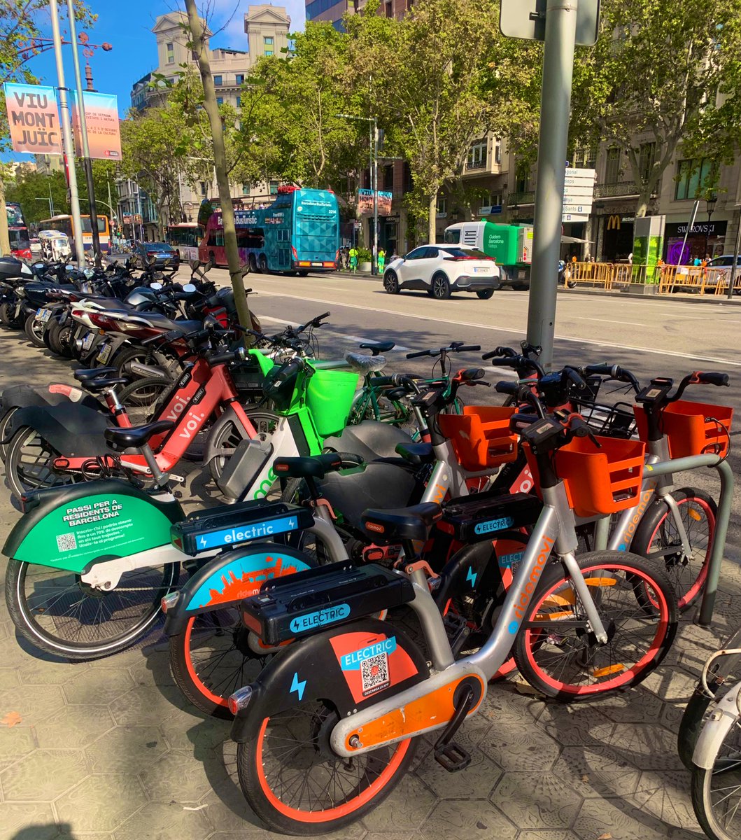 Oye <a href="/bcn_ajuntament/">Ajuntament de Barcelona</a> , uno que vive aquí al lao, dónde aparco la bici ? 🤔
