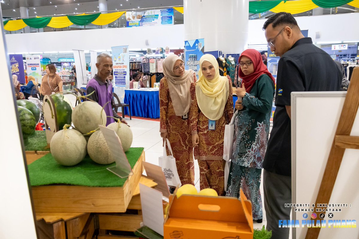 FamaPenang's tweet photo. PROGRAM HARI INFO MASYARAKAT KOMTAR 2026

Lembaga Pemasaran Pertanian Persekutuan (FAMA) Pulau Pinang hari ini telah menyertai Program Hari Info Masyarakat KOMTAR 2026 dengan mengadakan pameran Penggredan, Perlabelan dan Pembungkusan buah-buahan tempatan. https://t.co/qsz4lci3Po