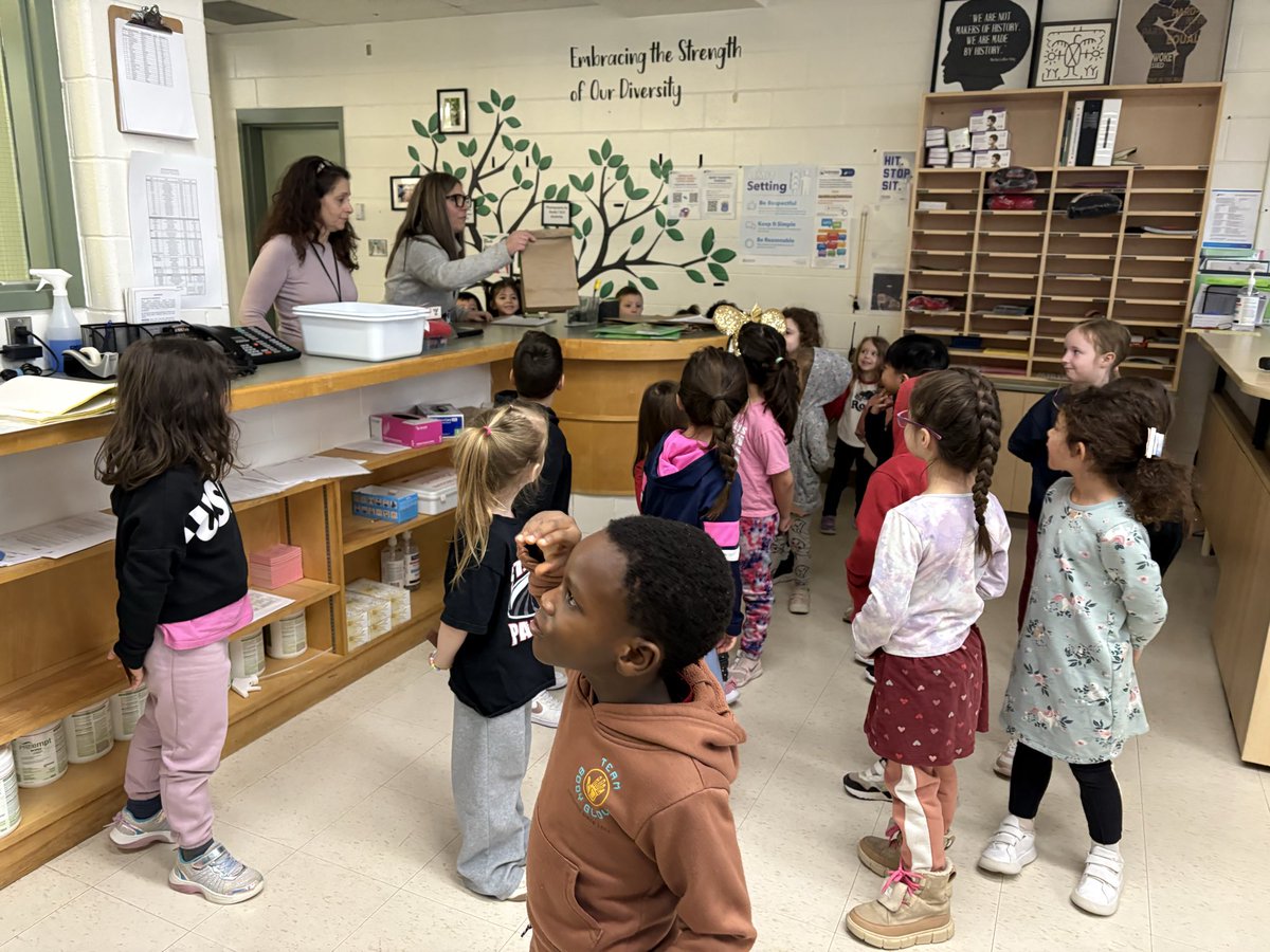 StPeterDPCDSB's tweet image. April Fools fun! 🤪
 Together with their educators, FDKs visited the office to proudly explain how hard they’d been “baking” brownies—until we noticed the Brown E’s! 😄🍫 Well played! 

#AprilFoolsDay #FDKFun 💛 💛

@DPCDSBSchools