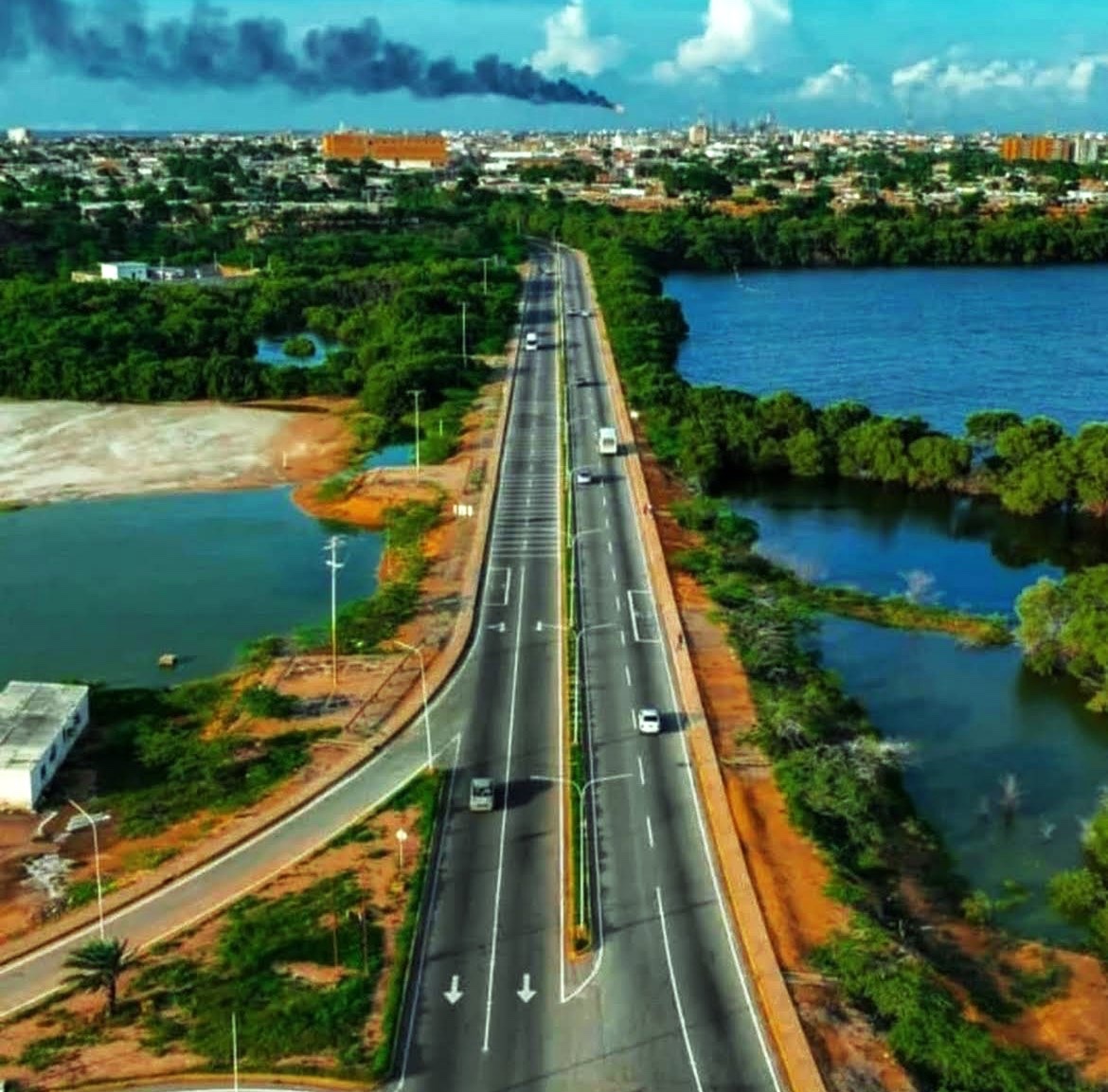 PROLONGACIÓN AVENIDA BOLÍVAR. #PuntoFijo #Falcon. Tramo distribuidor Trifurcación - distribuidor Bolívar (Las Margaritas) culminado en 1983 (Herrera). Tramo distribuidor Bolívar - Guaranao construido entre septiembre de 1982 y 1989 (Herrera-Lusinchi-CAP). #ObrasDeLaDemocracia