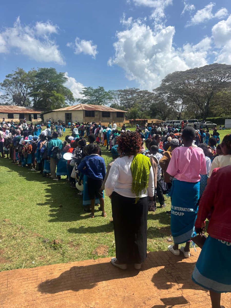 TardaKE's tweet image. 4: The math is simple:
👉 ¼ acre + 50 beehives = ~1,000kg honey/year
👉 ≈ KES 600,000 annually
Support is aligning:
✔️ Policy backing (County leadership)
✔️ Financing &amp;amp; value addition via @MSEA_Kenya #TARDAAt52 #Beekeeping #WomenEmpowerment #ClimateAction #SustainableLivelihoods