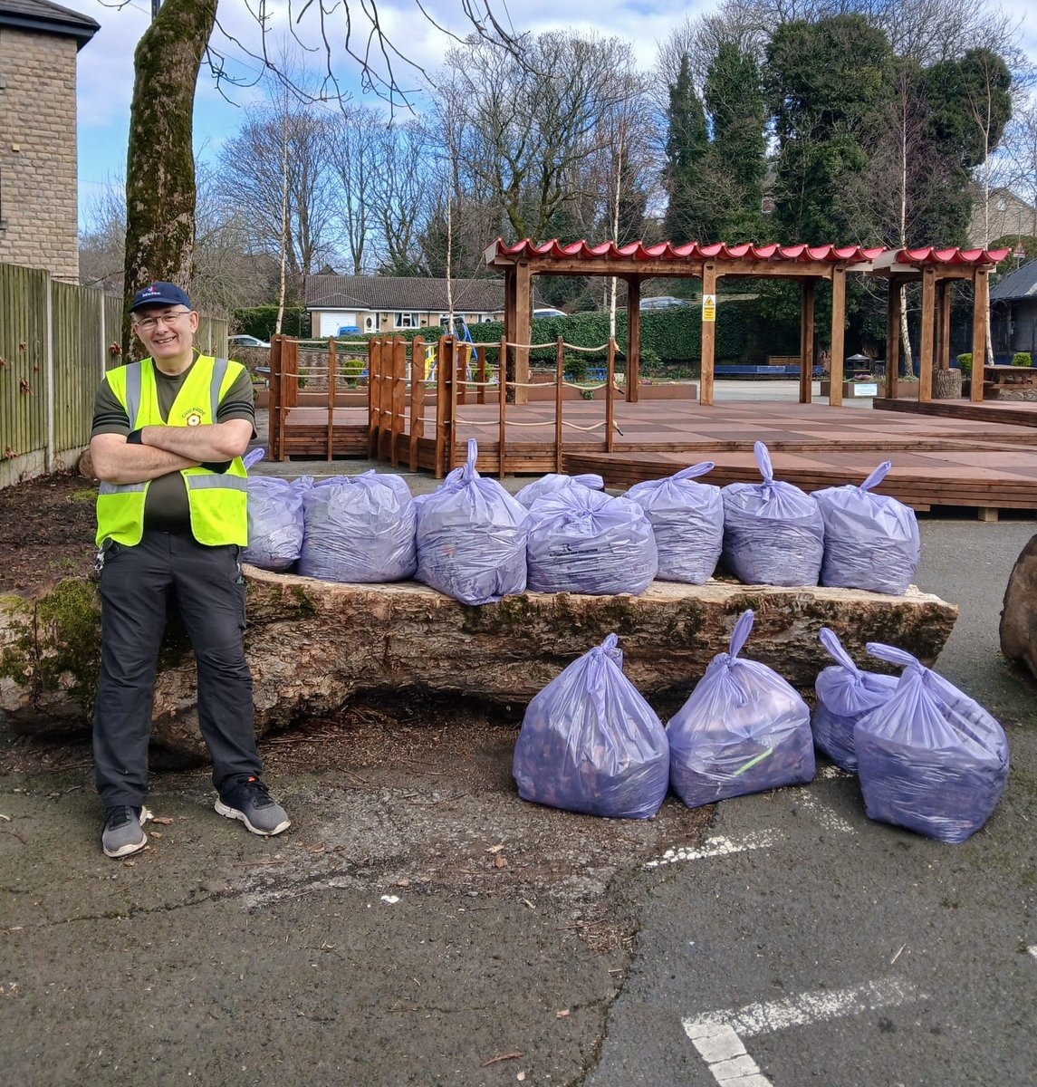 RossendaleBC's tweet photo. 💚Thank You Thursday!💚

A huge shoutout to David, who’s been out litter picking and doing an incredible job in our community,  just goes to show the amazing difference one person can make!👏

We’d love to hear your stories - who’s your local hero? 🙌 https://t.co/Dl1T7z6C6l