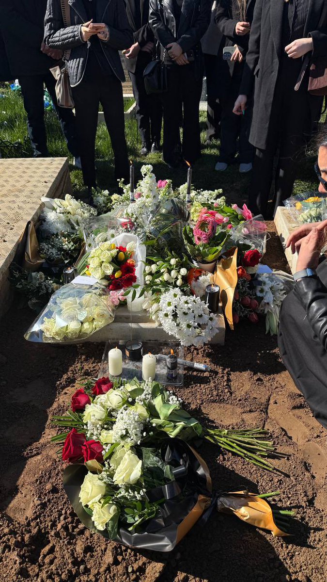 ديشب به بهناز گفتم
"اگه قبلِ خاكسپارى منو از پلِ انزلى رد نكنن چى"
از حالا به بعد شايد آرزوى بردنِ ما به خاكِ ايران هم، به بقيه آرزوها اضافه شه!مثلِ خانمِ هايده
#متين_خادمى