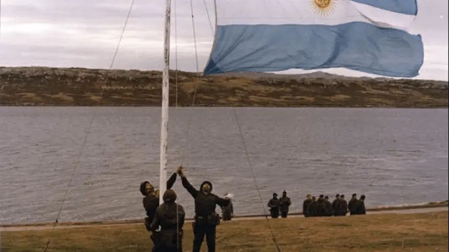 Malvinas vive en la memoria de un pueblo que no olvida. Honor eterno a nuestros héroes. 🇦🇷

#MalvinasArgentinas