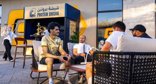 News: Sebuah startup asal Arab Saudi memperkenalkan konsep tak biasa bernama “protein shisha”, yang disebut-sebut sebagai inovasi pertama di dunia. 

Tidak seperti shisha konvensional yang menggunakan tembakau, produk ini memanfaatkan uap berbasis tanaman tanpa nikotin, lalu
