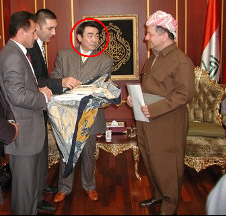 erdemdaily's tweet photo. Japonya'da sıradan bir "İnşaat Şirketi Müdürü" (!) Akinobu Kinoshita.

Bir yanda Ortadoğu'da Mesud Barzani gibi bölgesel liderlerle ve devlet başkanlarıyla masaya oturan derin bir figür...

Diğer yanda Japonya'nın göbeğinde, arkasında PKK terör örgütü elebaşı Öcalan'ın posteriyle şov yapan bir "işveren"!

Japonya'daki inşaat ve yıkım sektörünü nasıl ele geçirdikleri bizzat kendi itiraflarıyla ortadadır:

Sığınmacı kılıfıyla ülkeye sokulan bu kitle, aslında inşaat sektörünü domine eden bu mafyatik çarkın ucuz işgücü ordusudur!

Bu ağın; Japonya'dan Ortadoğu'ya asıl neyi "inşa ettiğine" iyi bakın!