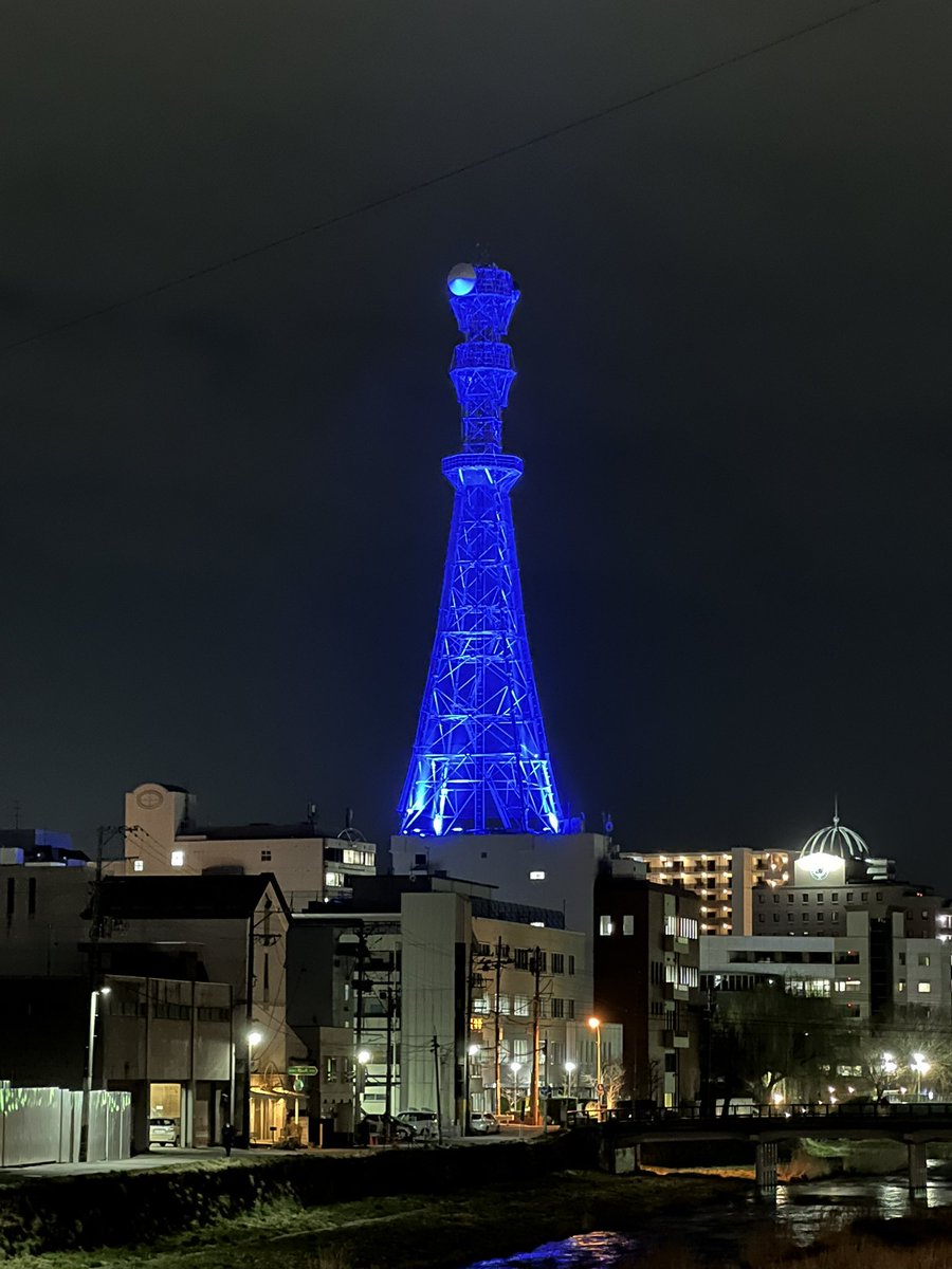 ISAI_PARK's tweet photo. 岩手盛岡の中津川沿いにある、存在感溢れる夜のシンボルが青く染まっています。

4月2日は世界自閉症啓発デーで青がテーマなんです。

「癒やし」や「希望」などを表すブルーを、自閉症のシンボルカラーとしています。

誰もが幸せに暮らすことができる岩手へ。
#lightupblue #世界自閉症啓発デー https://t.co/9gvsQszPPH