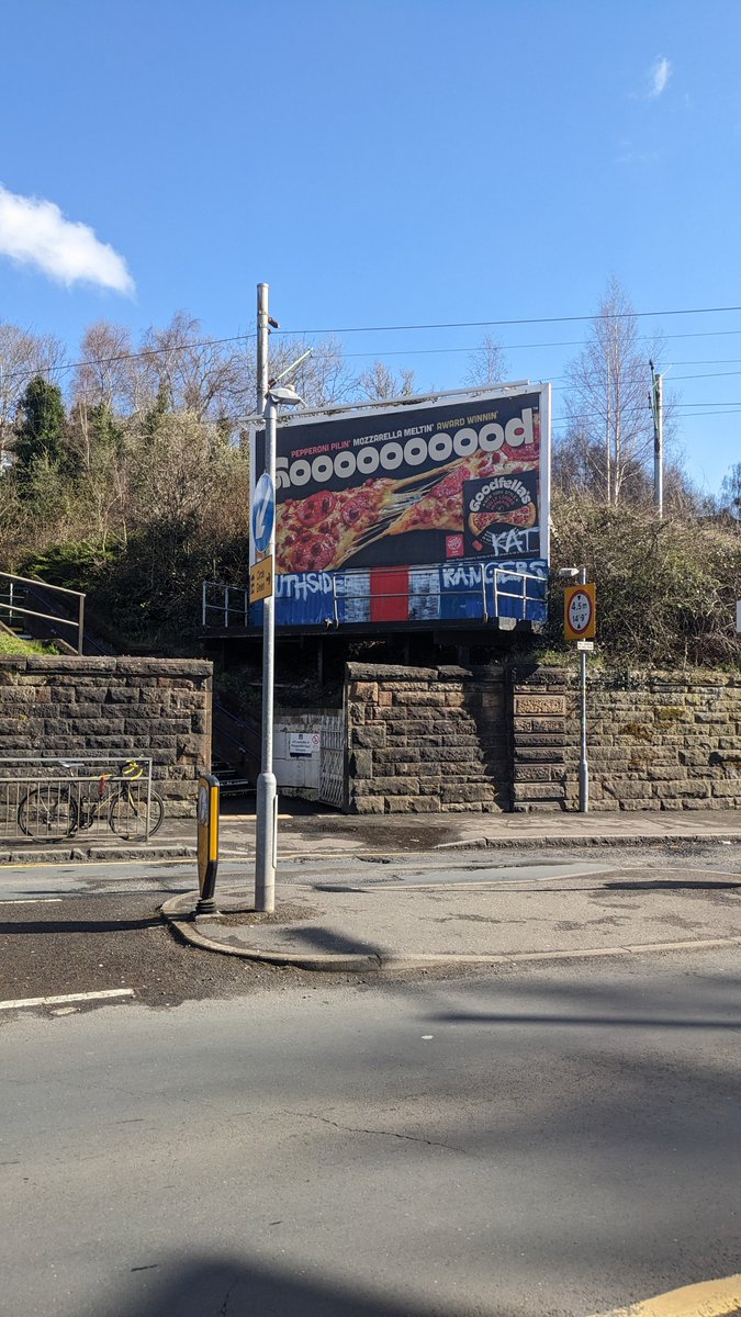 nomoflolitter's tweet photo. can this graffiti at Mount Florida train station (Battlefield Rd side) please be removed @ScotRail @myGlasgowCC https://t.co/v2c2aXViYv