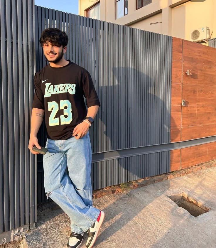 हम वो नहीं जो हर किसी को समझ आएं…
बस वही समझते हैं, जिनकी सोच हमारी जैसी हो।
✍️🍂