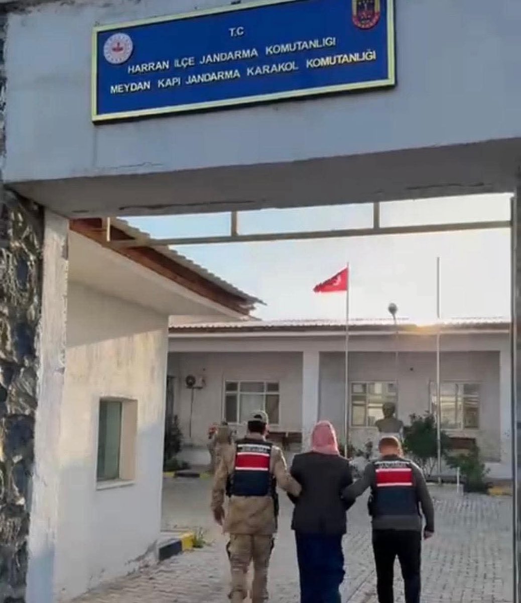 🔴Şanlıurfa’nın #Harran ilçesinde jandarma ekiplerince düzenlenen operasyonda, "Çocuğu Kasten Öldürme" suçundan 15 yıl 10 ay hapis cezası bulunan firari zanlı R.B. yakalanarak gözaltına alındı.