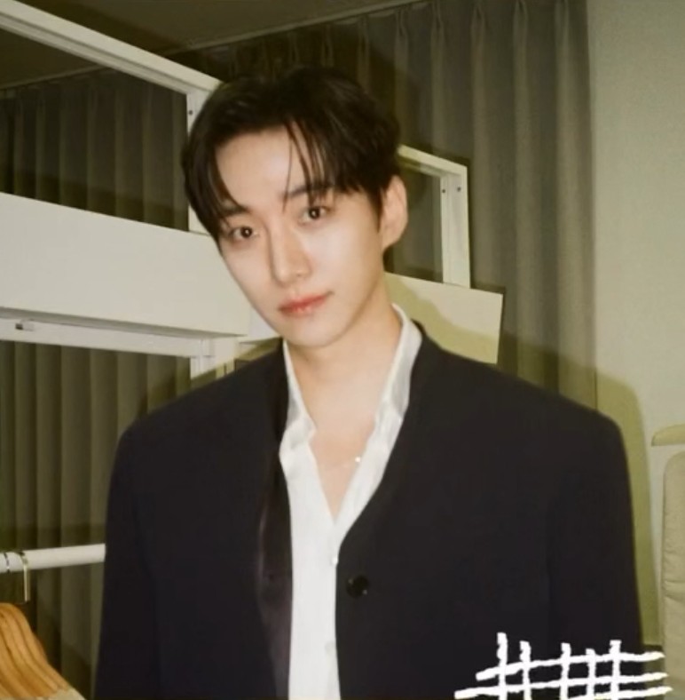 ステージ上もステージ裏もどちらも良き。
セットしてない髪かわいすぎる☺️
instagram.com/reel/DWn5sKsAf…
#이준호 #LEEJUNHO #준호