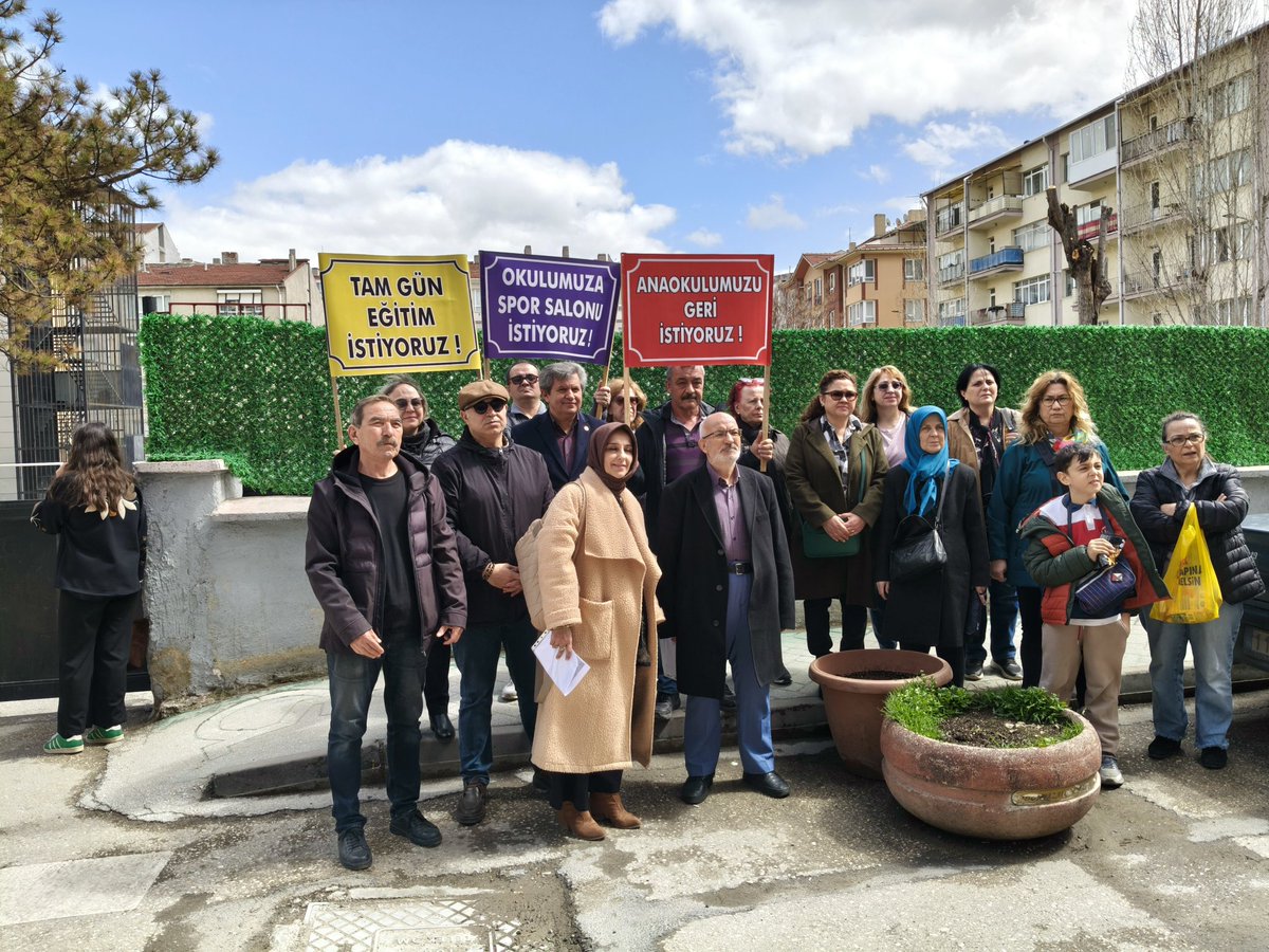 Kurtuluş Mahallesi "İbrahim Karaoğlanoğlu ilköğretim Okulu " kapısı önünde Kurtuluş Mahalle Meclisimizin  Anaokulu , Spor Salonu ve Tam gün eğitim için yapmış olduğumuz basın açıklaması .
#EğitimdeTasarrufOlmaz