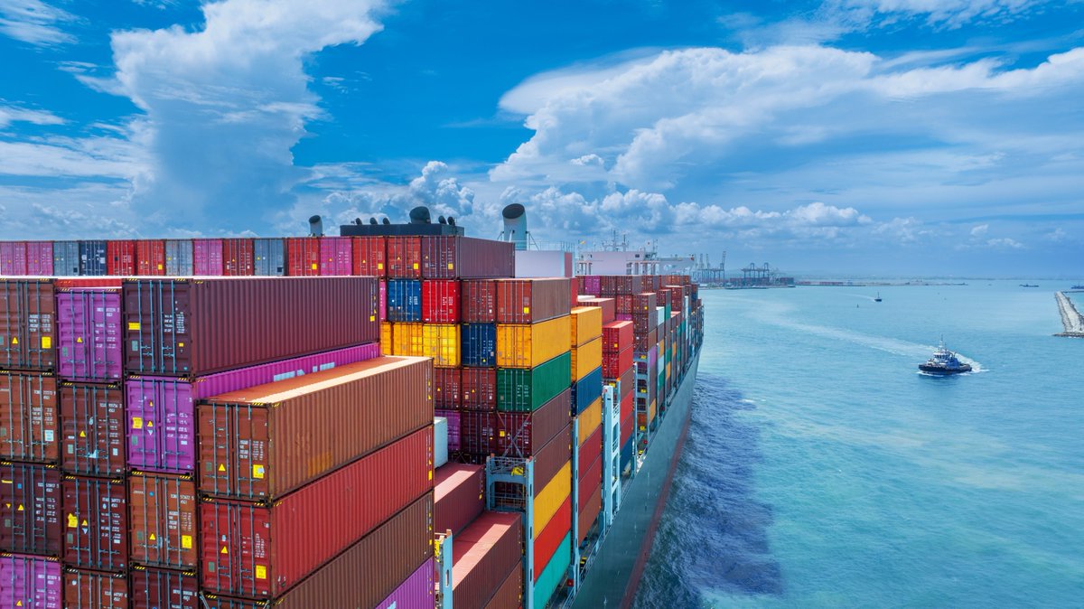 WorldCargoNews's tweet image. 📣 Five weeks into the Strait of Hormuz closure, spot rates on all major East-West shipping routes have risen sharply, underscoring the ripple effects of the disruption across the globe.

#WorldCargoNews #containershipping #MiddleEast #Hormuz @XenetaSand tinyurl.com/wwe2h7p8